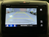 リバースギアに入れるだけで後方の表示へ切り替わります。夜間や雨の日の駐車も楽になりますよ。