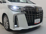 高輝度で点灯速度が速く、しかも消費電力の少ないLEDヘッドライトが装備されています!LEDの明るい光が走行中の視界の確保をサポートして、夜のドライブがより楽しく安全に運転できます♪
