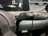 車外の明るさに応じでライトを点灯、消灯してくれるオートライト機能です☆お天気の良い昼間のトンネル走行などオートにしてると便利で安心です☆エンジン停止時にライトの消し忘れも無くなります☆