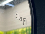 【ブラインドスポットモニター】走行中、ドアミラーの死角になりやすい箇所に後続車が接近するとサイドミラー付近に警告を表示、ドライバーに注意喚起をしてくれます。
