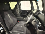 座面も厚みがあり背もたれも高く、広い足元にゆったり座れるシートです。運転席と助手席の間が空いている為、助手席側への移動がスムーズです。交通量の多い道でも助手席側から乗り降りができます。