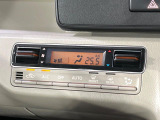 【オートエアコン】一度お好みの温度に設定すれば、車内の温度を検知し風量や温度を自動で調整。暑い&hellip;寒い&hellip;と何度もスイッチ操作をする必要はありません。快適な車内空間には必須の機能ですね♪