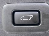 【パワーバックドア】スマートキーや運転席のボタンを押すだけでリアゲートが自動で開閉します!荷物を持っている時や、高い位置にあるバックドアを閉める際に便利な機能です♪