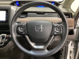 ハンドルにHondaセンシング系のクルーズコントロールやレーンキープアシストなどのスイッチと、オーディオの操作スイッチが装備されています。ハンドルから手を離さず安全に操作できます。