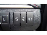 オートマチックハイビームとは、先行車や対向車のライトを認識し、ハイビームとロービームを自動で切り替える機能です。夜道の視界を確保します。詳細は販売店スタッフまでおたずねください。