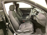 広い足元にゆったり座れるシートには肘掛けも装備しており長距離の運転でも疲れにくくなってます。女性でも運転がしやすいように、シートの高さ調整機能(シートリフター)がついています。
