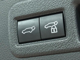 【パワーバックドア】スマートキーや運転席のボタンを押すだけでリアゲートが自動で開閉します!荷物を持っている時や、高い位置にあるバックドアを閉める際に便利な機能です♪