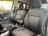 足元もゆったりで長時間の運転も疲れにくいフロントシートです。