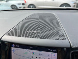 【harman kardon】ハーマンカードンのHi-Fiスペシャリストと共に、モデル別に開発・設計された専用チューニングが臨場感溢れる音響空間を実現しています。