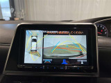 【パノラミックビューモニター】専用のカメラにより、上から見下ろしたような視点で360度車の周囲を確認することができます。