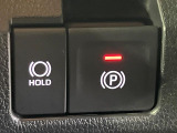 【電動パーキングブレーキ】パーキングブレーキは便利な電動式!ボタン一つで操作でき、アクセルを踏めば自動で解除されます♪レバーやペダルが無いので運転席廻りもすっきりしますね♪