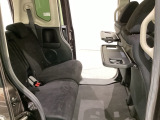 運転席・助手席の背もたれには、2列目シート用にカップホルダー付きの「格納式のシートバックテーブル」を装備しています。休憩時のちょっとした時間などカップを置いたり、小物置きに使えて便利です。