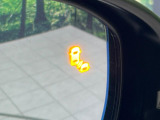 【ブラインドスポットインフォメーション】走行中、ドアミラーの死角になりやすい箇所に後続車が接近するとサイドミラー付近に警告を表示、ドライバーに注意喚起をしてくれます。