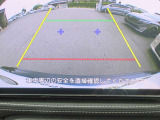 〔バックカメラ〕ギアをバックに入れると画面に自動的に後方映像が映し出され確認可能です。車庫入れなどの際に安全確認が出来て安心ですね。