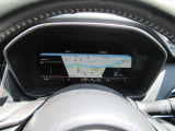 運転に必要な情報をグラフィカルに表示し、少ない視線移動で瞬時に認識できる先進的な液晶メーター。こちらはナビゲーション情報と連携する「地図画面」になります。
