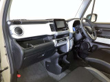 運転席周りのレイアウトをご覧ください。ナビゲーションが綺麗に装着されすっきり収まってますね!