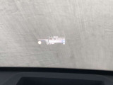 HUD: ヘッドアップディスプレイはドライバーが前方に集中できるよう、ナビや車速情報をフロントガラスに投影するシステムです。