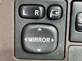 【電動格納ミラー】サイドミラーは電動格納式となっており、狭い駐車場でもキズがつくリスクを抑えられます。