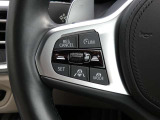 ステアリングのスイッチでオーディオと電話のハンズフリー操作ができます。スピーチコントロール(音声入力システム)付き