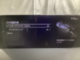 カメラが車線を認識してはみ出しそうになるとステアリングアシストが介入するレーン・キープ・アシストシステムを装備しております。お好みで作動・非作動の設定も可能です。