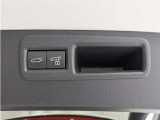 バックドアはパワーバックドアです。高い位置まで開く重たいドアをボタン操作で閉められる嬉しい装備です。スイッチまたはキー操作で開閉できるので、荷物を持っていても安心です。