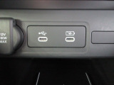 便利なUSBジャック・12V電源ソケットも付いています。周辺機器の充電にご利用頂けます。