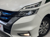 【LEDヘッドライト】悪天候や夜間走行時も良好な視界を確保し安心して運転できる高輝度LEDヘッドライトを装備!点灯速度が早く、消費電力も抑えられています。