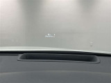 フロントガラスに情報投影するHUD付き。視線移動を最小限に、安全運転を支援します。