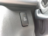 AC100V電源コンセント(アクセサリーコンセント)スイッチ周りの写真です。スイッチ印字やパネル表面のコンディションについて画像にてご確認ください。
