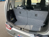 リヤシートの肩部にある操作レバーで荷室側からすばやく簡単に前倒しができますよ☆分割可倒式なので載せるものによってアレンジが可能です☆