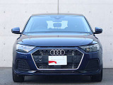 ●一目でAudiとわかる特徴的なシングルフレームグリル・LEDランプ。精悍なフロントマスクからAudiのスマートで上品なブランドを連想させてくれます。女性にも大変ご好評頂いております。