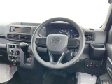 運転席まわりです。 各操作スイッチは使いやすい位置に配置されてます。