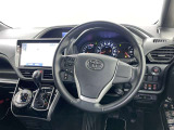運転席まわりです。 各操作スイッチは使いやすい位置に配置されてます。