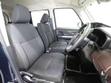 ゆったり室内で運転もしやすいです♪使い勝手の良い配置も考えられています!!