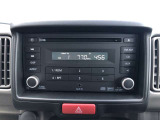 WIDE-2DINサイズのCDラジオ。ドア内蔵スピーカーも装着済みなのでナビゲーションへの換装も比較的容易に可能です。