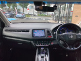 ワイドなコンソールで仕切ることで、運転席と助手席それぞれに独立した空間を確保したフロントシート