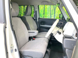運転席まわりには十分なスペースがあり、大柄な方でもゆったり運転していただける環境です。