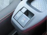 電動パーキングブレーキ。指先で簡単操作。ホールドボタンで信号待ち、渋滞時、不意にブレーキペダルから足がはなれても動き出さずに安心