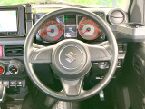 インテリアに合わせたデザインのステアリングは、運転される方のことも考え、運転しやすい形状、大きさです。是非一度、実際に触ってお確かめください。