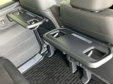 折りたたみ式のシートバックテーブルは限られた空間を有効活用。車内の家族時間をもっと快適に。休憩時のちょっとした小物置に使える、前席背面の格納式テーブルが付いています。