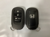 スマートキーを装備しています。鍵を差し込むことなくドアロックの開け閉めと、スタートボタン操作でのエンジンスタートができます。ボタン操作でトランクが開けられる電動テールゲートのボタンもついています。