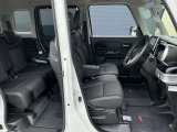 ヘタリもなく綺麗な状態です。シートリフトがついてますので、お好みのシートポジションで運転できます。