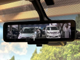 【インテリジェントルームミラー】後席の大きな荷物や同乗者で後方が確認しづらい時でも安心!カメラが撮影した車両後方の映像をルームミラー内に表示。クリアな視界で状況の確認が可能です!