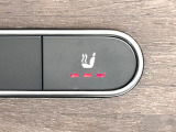 ●フロントシートヒーティング:運転席・助手席共に三段階で調節が可能なシートヒーターを装備しております。季節を問わず快適にご使用いただけます。