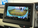 リバースギアに入れるだけで後方の表示へ切り替わります。夜間や雨の日の駐車も楽になりますよ。