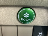 ECONスイッチ操作でエンジンやミッション、エアコンなどを総合的に制御、燃費をよくするようクルマが頑張ります。