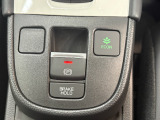 電子制御パーキングブレーキは信号待ちでも便利。いつもより運転がラクになるはずです。