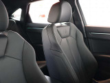 クオリティの高いシートを採用するのは、Audiのクルマづくりの哲学のひとつです。特に座り心地が重要です。体の大きなドイツ人が座っても頑丈な耐久性があります。。しかも肌触りも良く高級家具のようです。