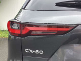 横長に伸びる精悍なリアコンビネーションランプと輝くCX-60エンブレム。ワイド感を強調したリアデザインが洗練された存在感を放ち、後ろ姿からもマツダならではのエレガントさと走りの良さを主張します。