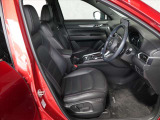 硬めのブラックレザーでドライバーの体をしっかりとサポートします。また、運転席は、正しく着座するとドライバーとハンドルやペダル類が正対するように設置されています。正しい車の操作には必要なことです★☆★☆